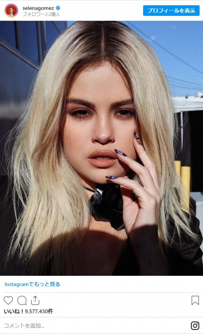 セレーナ ゴメス 髪色をプラチナブロンドに 黒のミニワンピでディナーにお出掛け 21年5月2日 写真 セレブ ゴシップ ニュース クランクイン