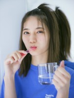 【写真】日向坂46・小坂菜緒、彼サイズ感シャツ＆ちょんまげヘアがかわいい！ 歯磨きカット解禁