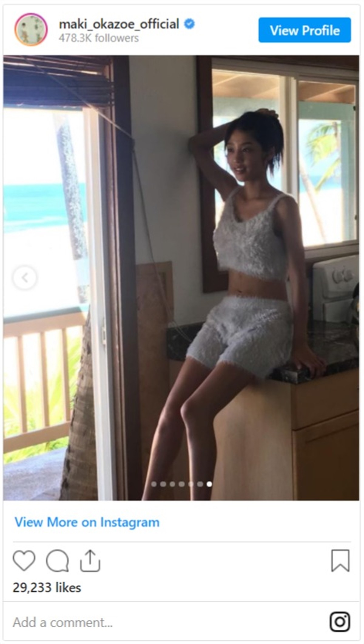 岡副麻希、プールサイドで180°開脚も　写真集オフショットにネット歓喜「天使降臨」