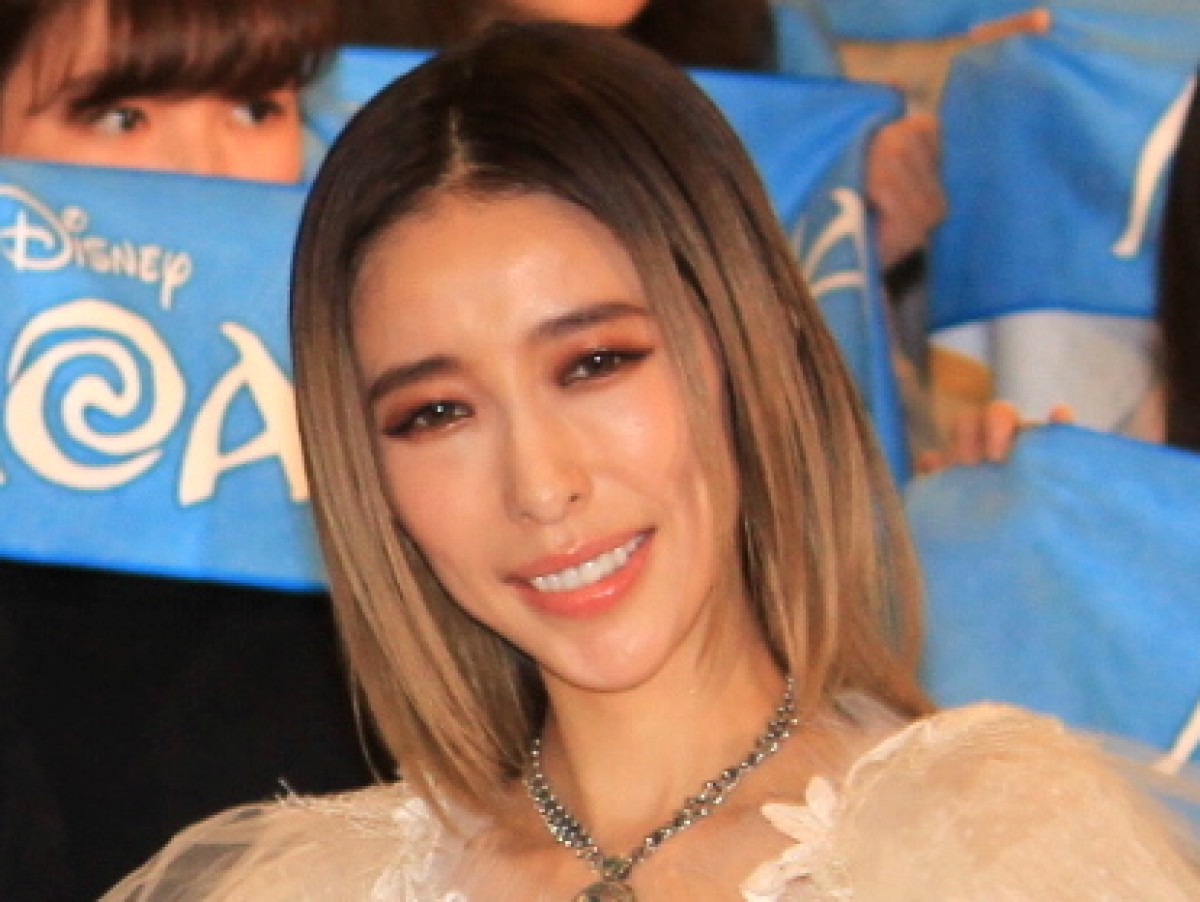 加藤ミリヤ、年子の弟にキス　幼少期2ショットに反響「素敵な姉弟」「仲良し」