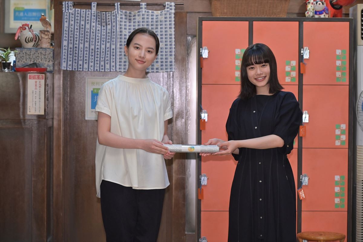 連続テレビ小説バトンタッチセレモニーでの(左から)清原果耶、杉咲花