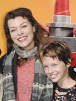 （左から）ミラ・ジョヴォヴィッチと娘エヴァー・アンダーソン（2019年撮影）