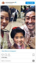 トータス松本＆宮澤エマ＆毎田暖乃、『おちょやん』家族ショット　※「宮澤エマ」インスタグラム