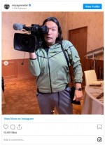 しっくりきすぎ！　カメラを背負う見取り図・盛山　※「宮川大輔」インスタグラム