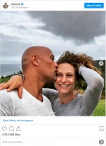 ドウェイン・ジョンソンが母の日に投稿した妻との写真　※「ドウェイン・ジョンソン」インスタグラム（＠therock）