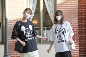 東京ディズニーリゾートが「ZUCCa」とコラボ！　スタイリッシュなTシャツやバッグ登場