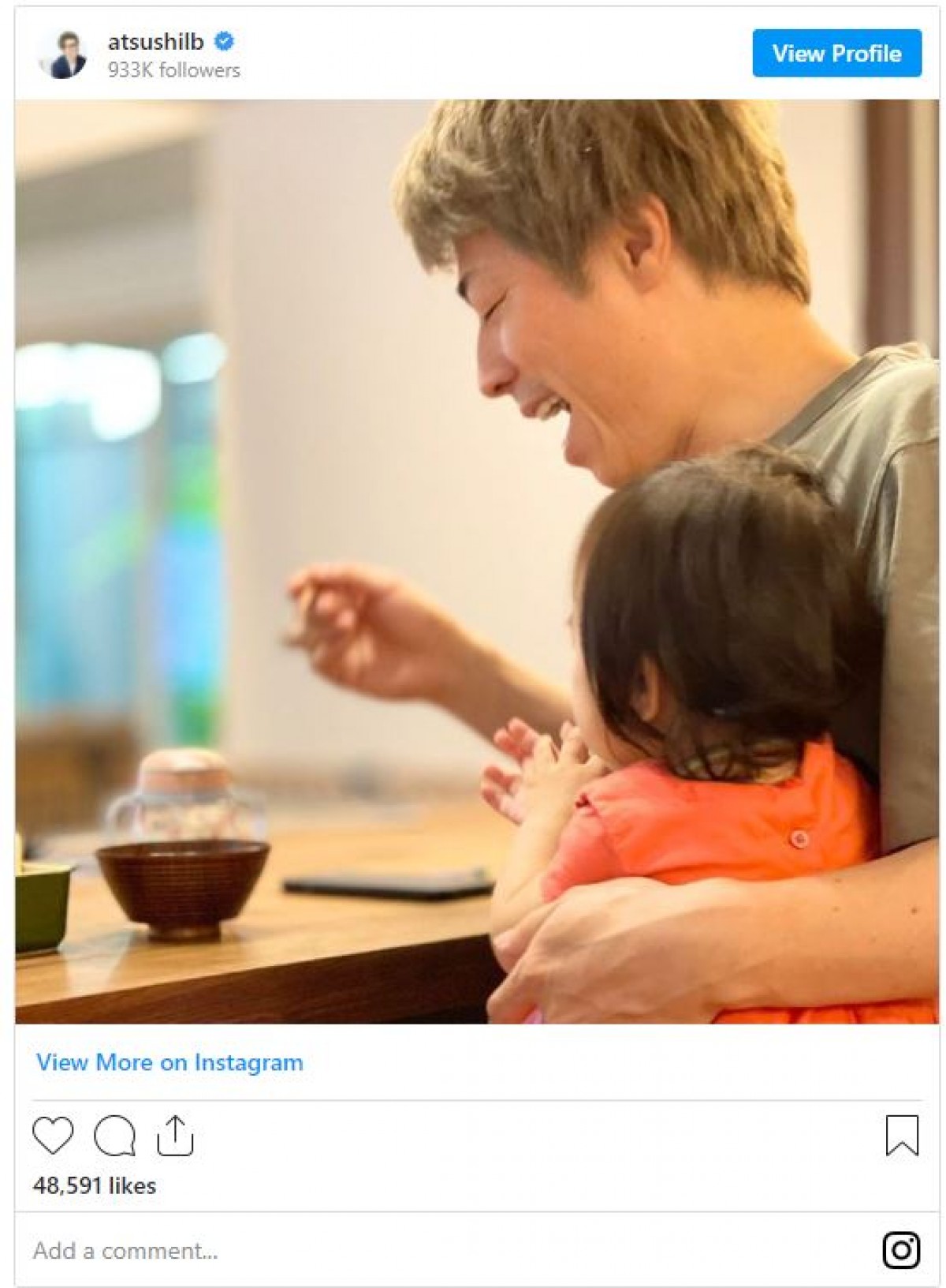 「いいお父さん」「素敵な写真」ロンブー田村淳、0歳次女にごはん食べさせる姿に反響