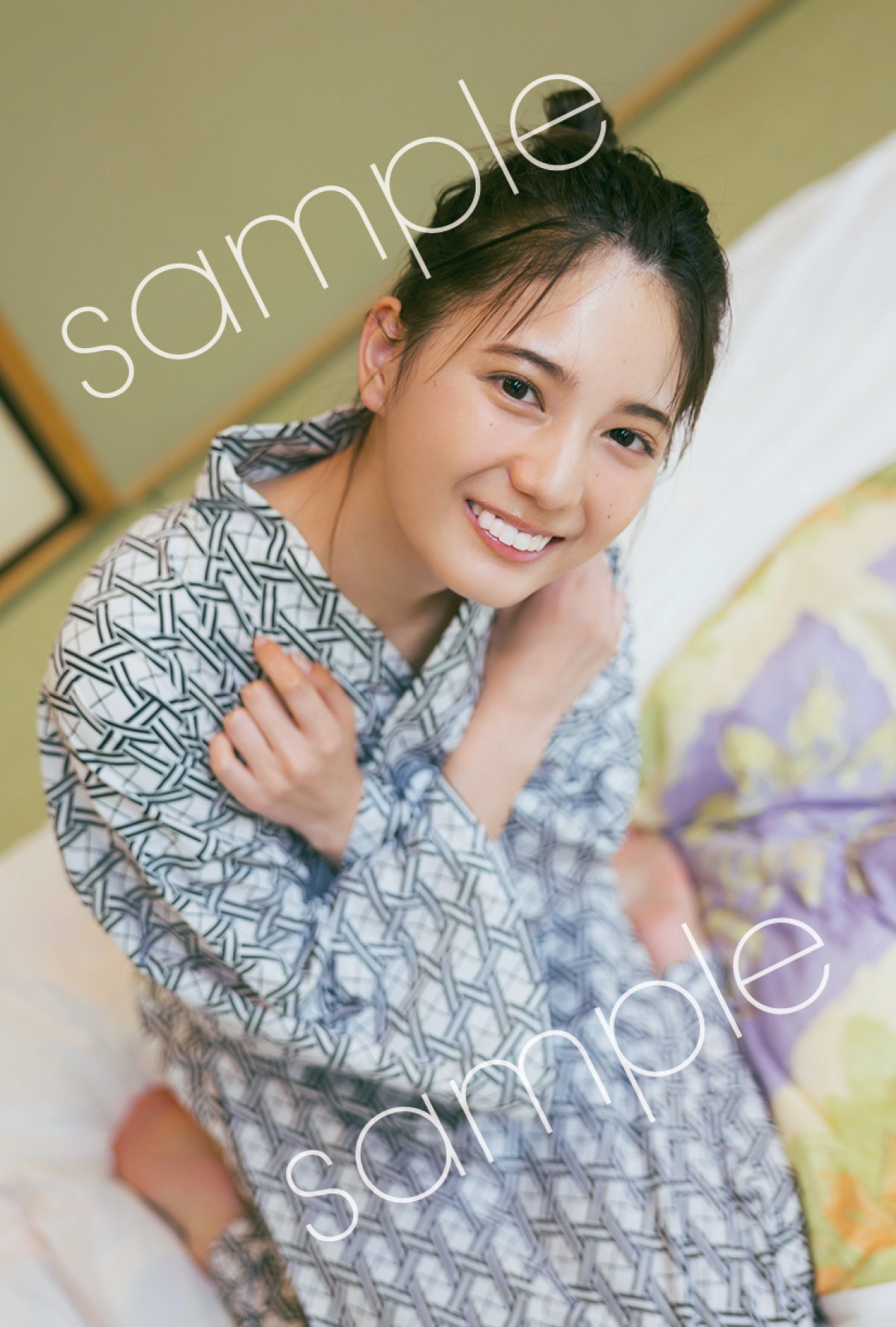 日向坂46・小坂菜緒、“彼女シチュエーション”で魅了　写真集特典ポストカード公開