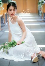 日向坂46・小坂菜緒1st写真集『君は誰？』　書店限定特典ポストカード（丸善ジュンク堂書店）