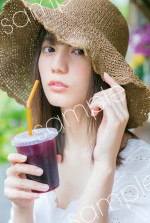 日向坂46・小坂菜緒1st写真集『君は誰？』　封入特典ポストカード