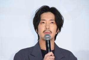 映画『くれなずめ』の公開記念舞台あいさつに出席した若葉竜也