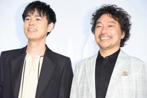 映画『くれなずめ』の公開記念舞台あいさつに出席した成田凌（左）とトータス松本（右）