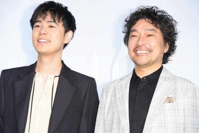 映画『くれなずめ』の公開記念舞台あいさつに出席した成田凌(左)とトータス松本(右)