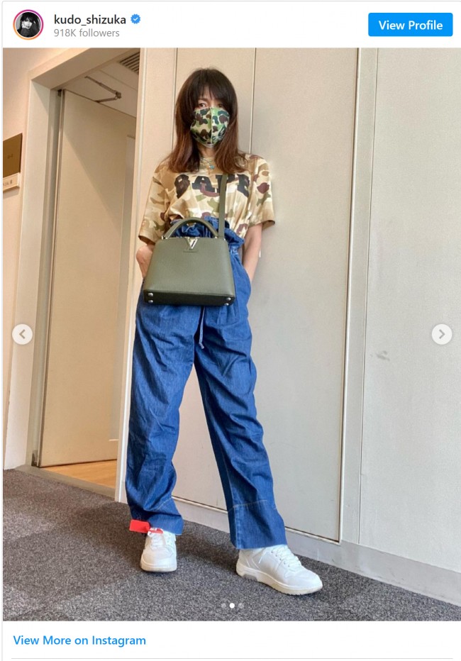 写真）工藤静香、迷彩＆デニムファッションに反響 「カジュアルで素敵