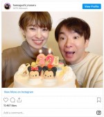 よゐこの濱口優、ディズニーのケーキを前に妻・南明奈とにっこり　※「濱口優（よゐこ）」インスタグラム