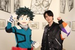 【写真】デクの頭をなでる吉沢亮　「僕のヒーローアカデミア展 DRAWING SMASH」より