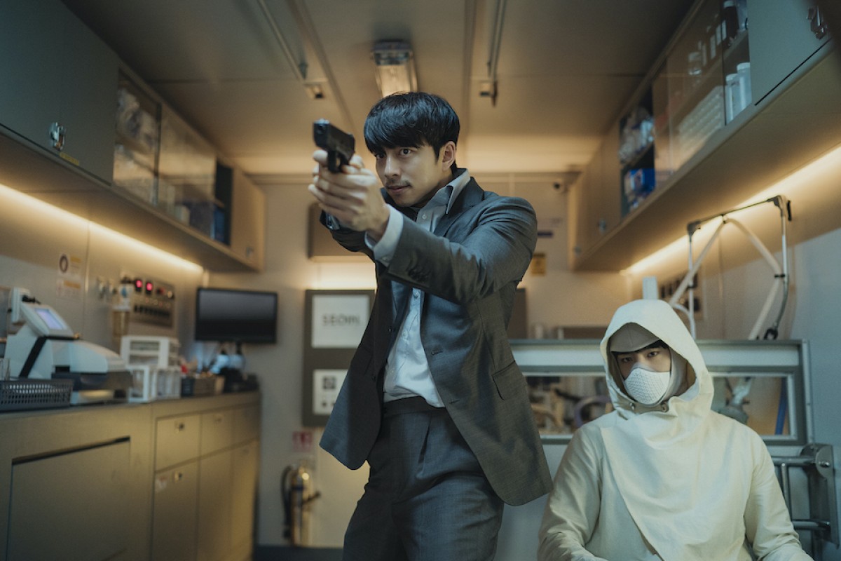 コン・ユがパク・ボゴムを守るため銃を構える！『SEOBOK／ソボク』逃避行を捉えた場面写真