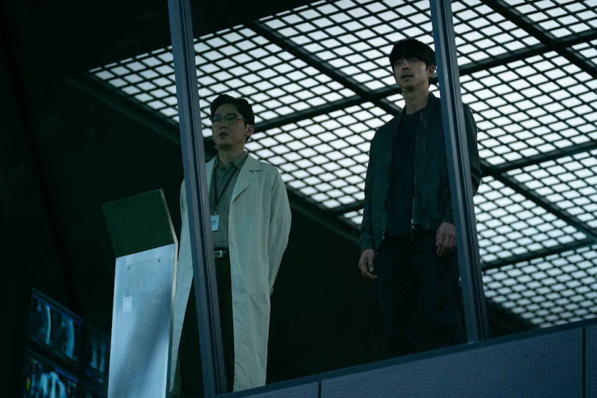 コン・ユがパク・ボゴムを守るため銃を構える！『SEOBOK／ソボク』逃避行を捉えた場面写真
