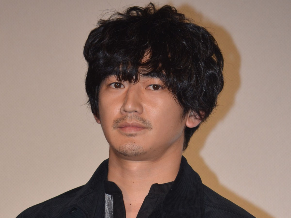 永山瑛太「動けないのよ」 クールなオフショットへの“乱入者”にネット爆笑