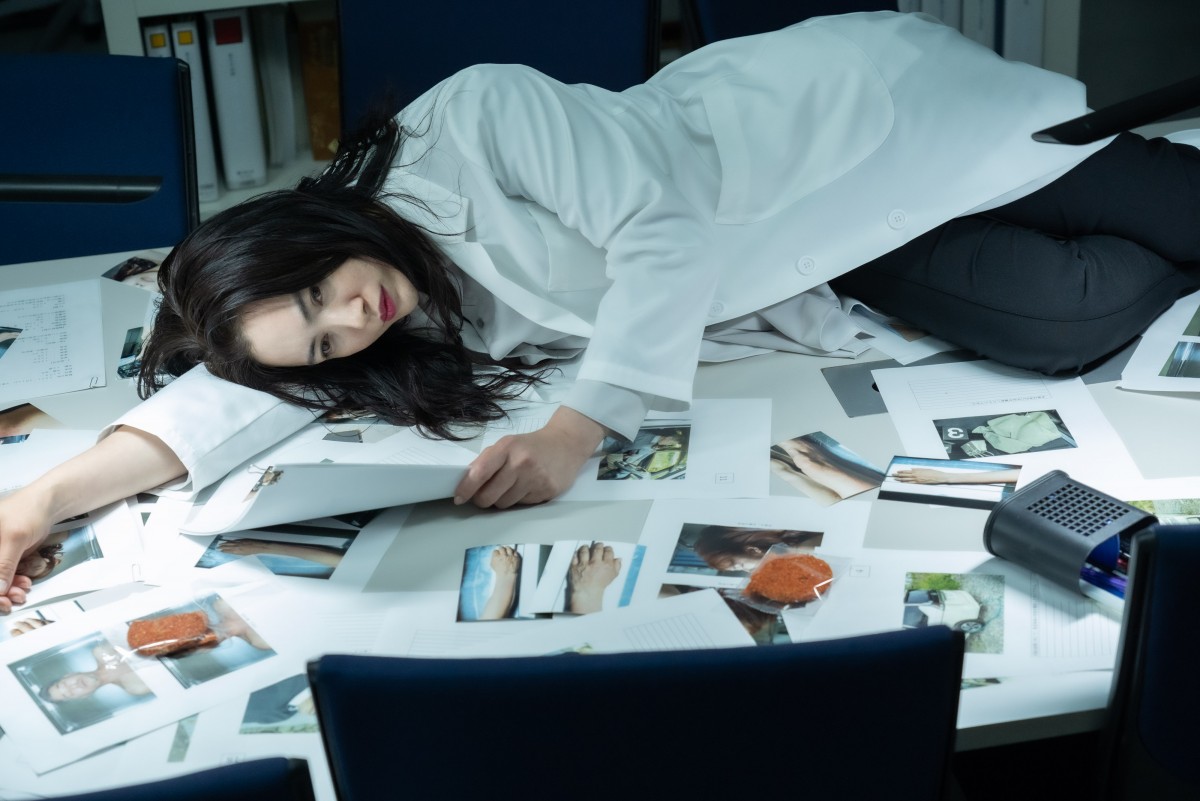 仲間由紀恵＆松村北斗の白衣姿も　『女王の法医学』場面写真一挙公開