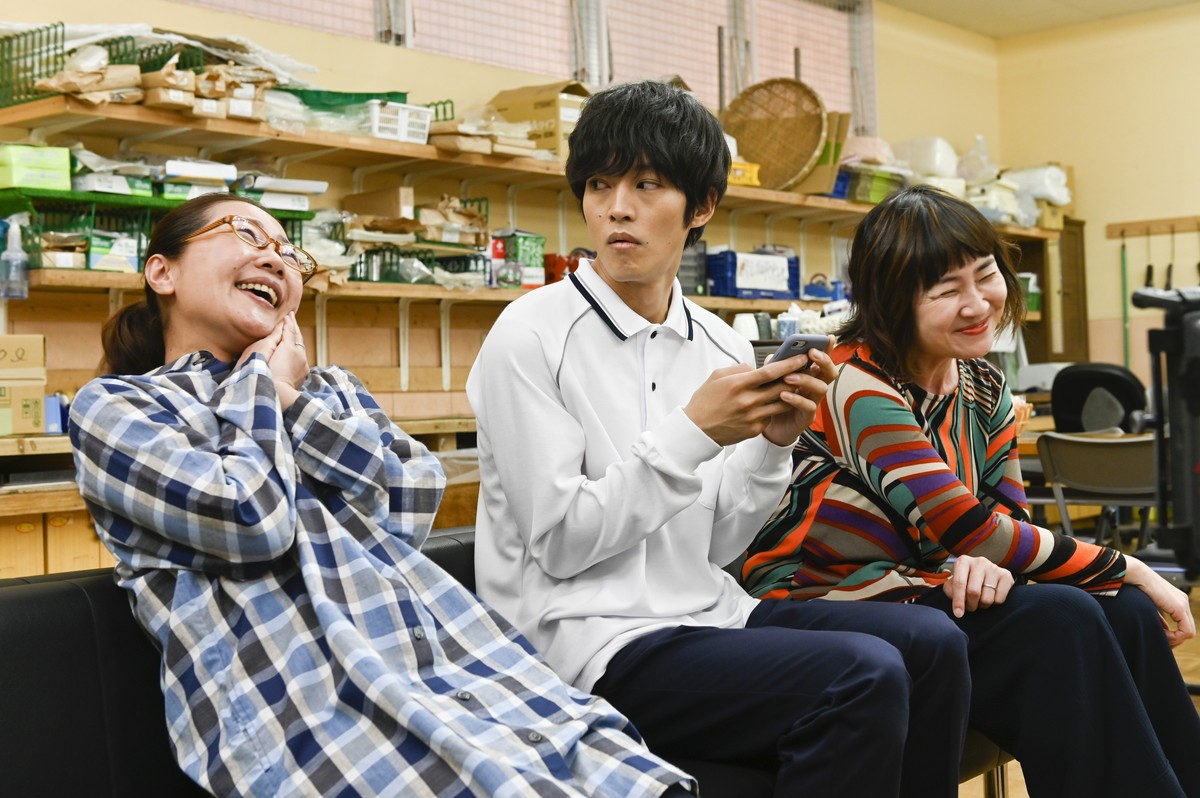 『あのときキスしておけば』“桃地”松坂桃李が不器用なバックハグ！　ネット総ツッコミ「タックルよ、それ」