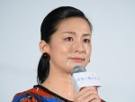 【写真】笑顔の尾野真千子、全身ショット　『茜色に焼かれる』舞台あいさつの様子