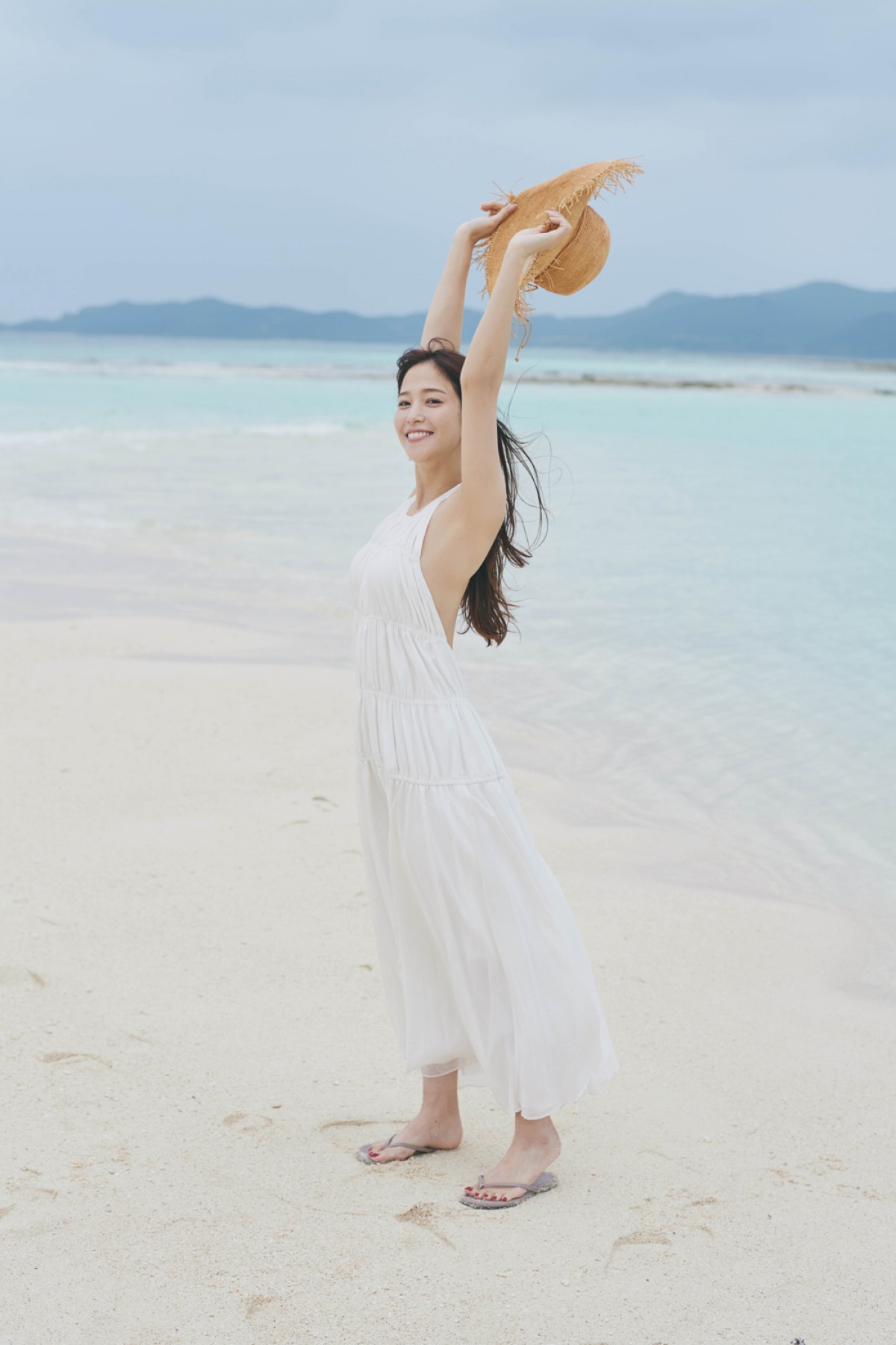 鷲見玲奈1st写真集　“グラビアの聖地”で解放的な姿　追究した“ベストな体型”も注目