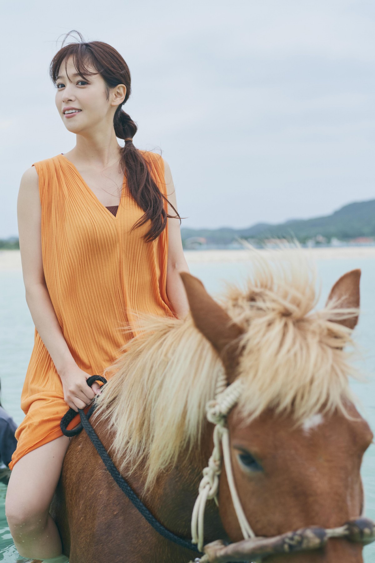 鷲見玲奈1st写真集　“グラビアの聖地”で解放的な姿　追究した“ベストな体型”も注目