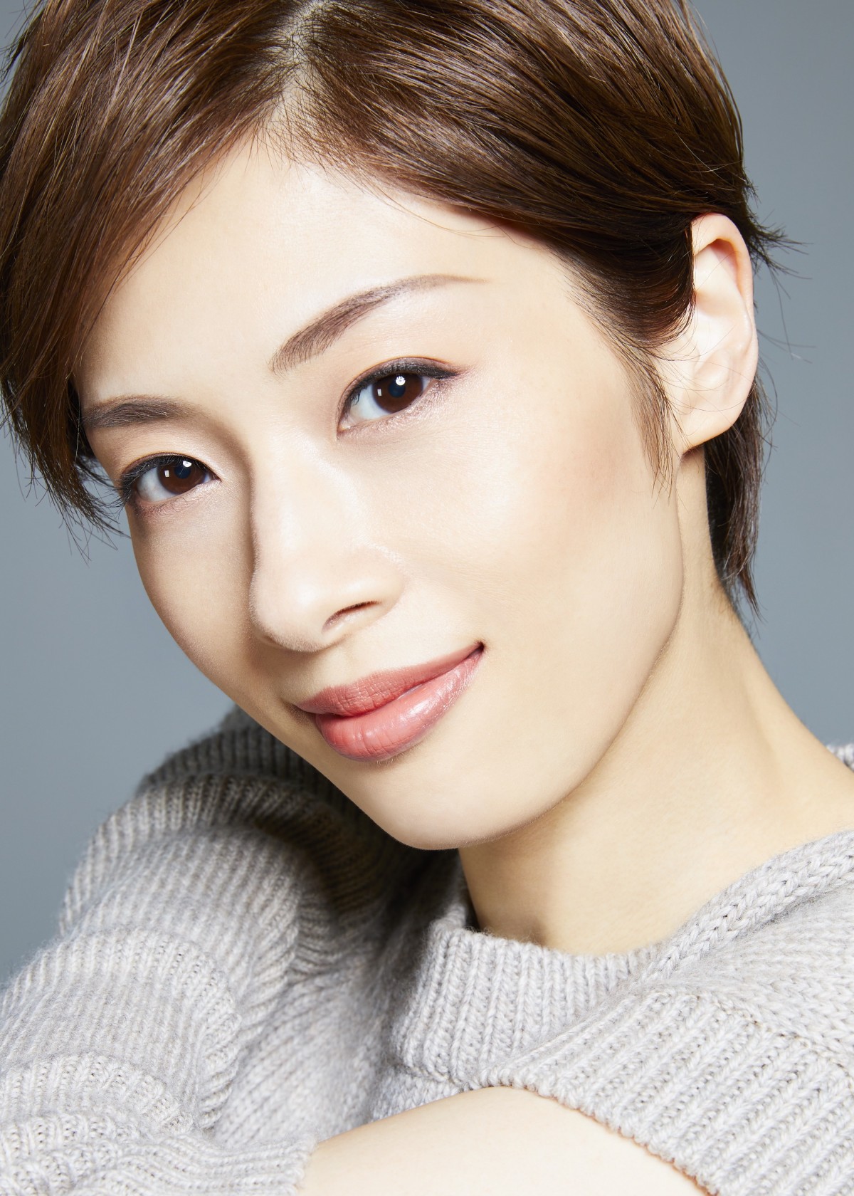 有村架純に壁ドン!?　明日海りお、“イケメンすぎる”オフショットに「カッコよすぎ」の声