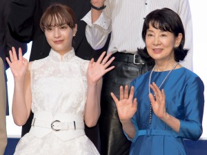 映画『いのちの停車場』公開記念舞台あいさつに登場した吉永小百合、広瀬すず