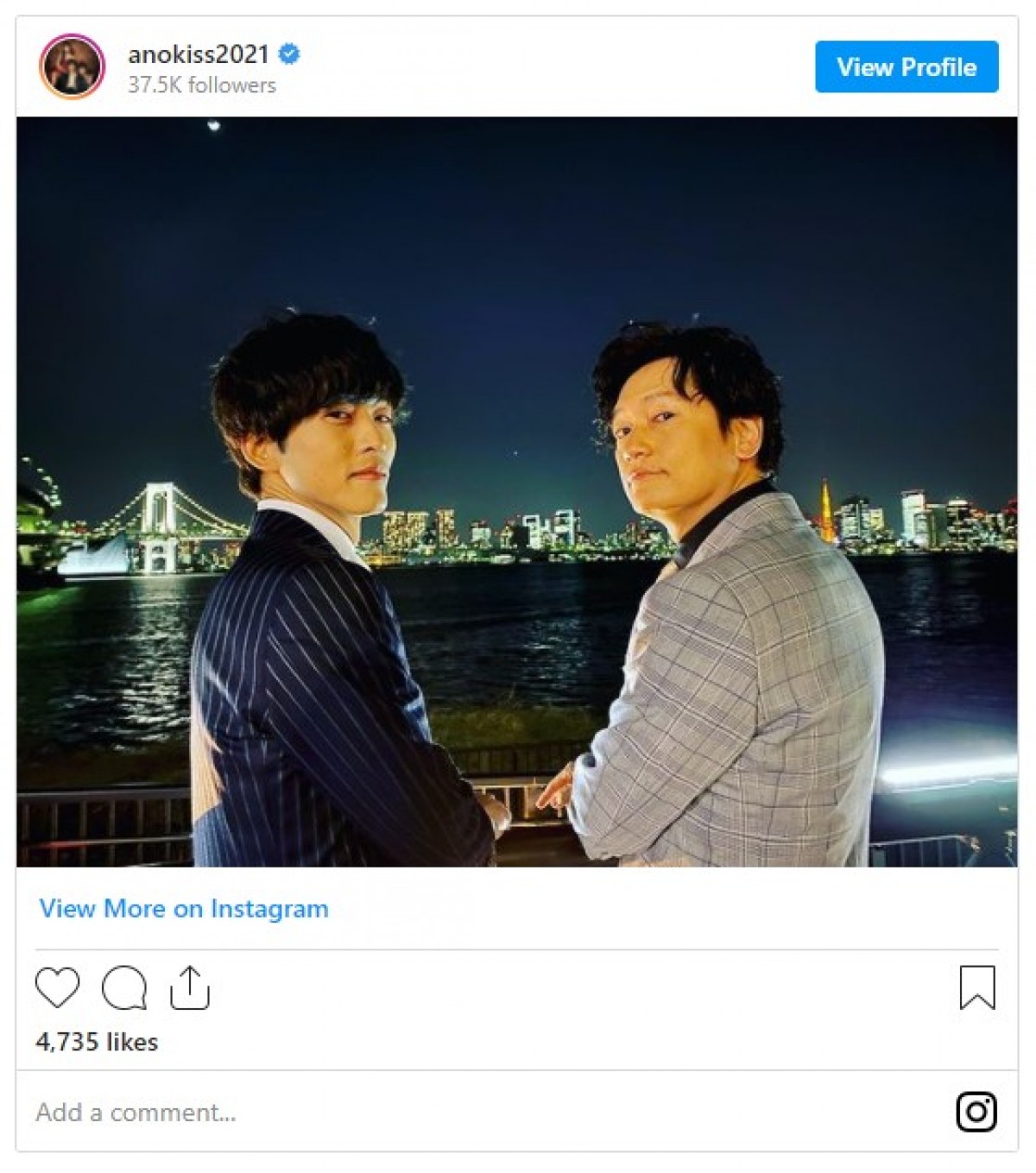 松坂桃李＆井浦新、クレープ店の前でクールな立ち姿　“原宿デート”オフショットにファン歓喜