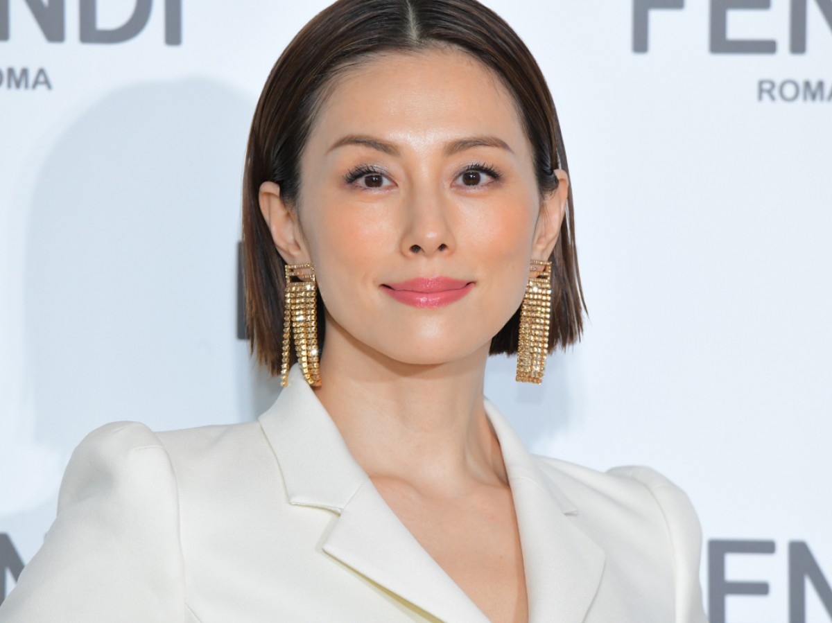 米倉涼子、雰囲気違う！ キャップ姿の自撮りショットに「お肌綺麗過ぎて羨ましい」の声