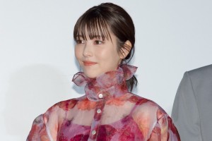 『映画 賭ケグルイ　絶体絶命ロシアンルーレット』特別先行上映舞台あいさつに登場した浜辺美波