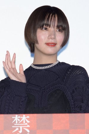 『映画 賭ケグルイ　絶体絶命ロシアンルーレット』特別先行上映舞台あいさつに登場した池田エライザ