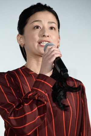 映画『明日の食卓』初日舞台あいさつに登場した尾野真千子