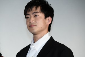 映画『明日の食卓』初日舞台あいさつに登場した大東駿介