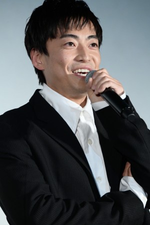 映画『明日の食卓』初日舞台あいさつに登場した大東駿介