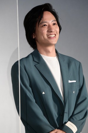 映画『明日の食卓』初日舞台あいさつに登場した藤原季節