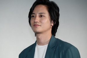 映画『明日の食卓』初日舞台あいさつに登場した藤原季節