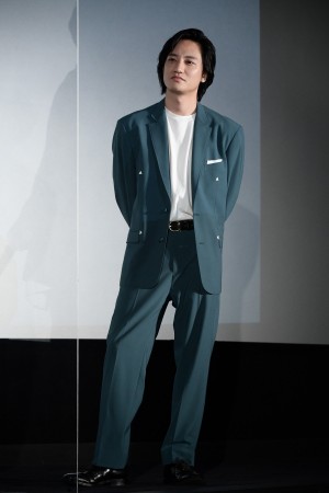 映画『明日の食卓』初日舞台あいさつに登場した藤原季節