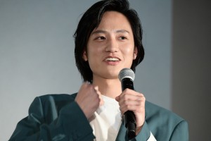 映画『明日の食卓』初日舞台あいさつに登場した藤原季節