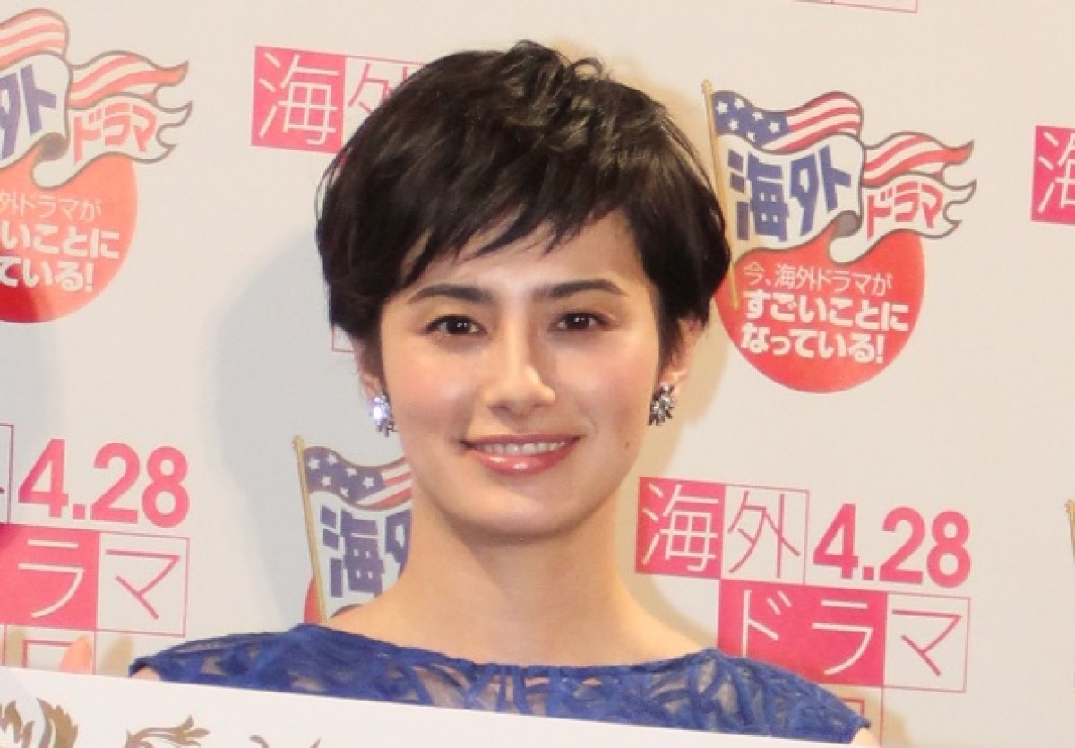 ホラン千秋、レアなお団子ヘアでおうち時間 「すっぴん！？」「可愛いすぎ」の声