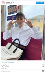 北川景子、電車内でニッコリ＆ダブルピース　※ドラマ『リコカツ』公式インスタグラム