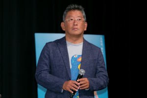 映画『ブルーヘブンを君に』公開直前イベントに登場した秦建日子監督
