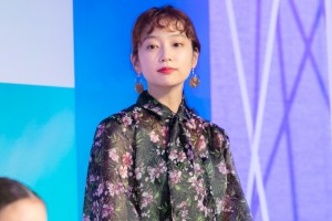 映画『Arc アーク』完成報告会に登場した清水くるみ