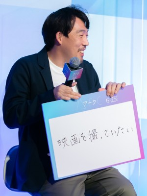 映画『Arc アーク』完成報告会に登場した石川慶監督