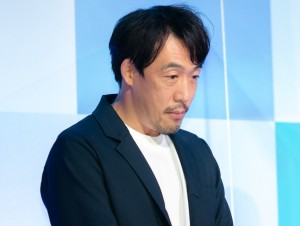 映画『Arc アーク』完成報告会に登場した石川慶監督