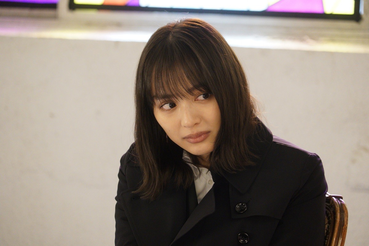 高岡早紀、市原隼人を抱き寄せ不敵な笑み　映画『リカ』場面写真解禁