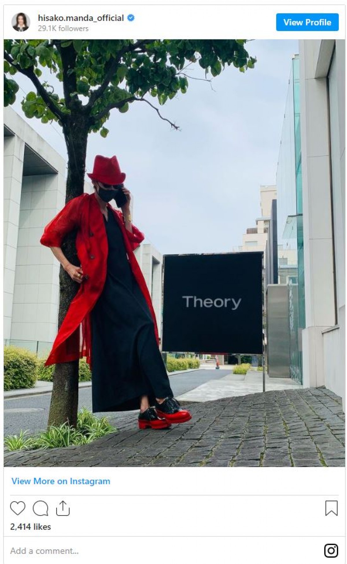 萬田久子、赤×黒のド派手衣装　青山の路上に佇む姿に「カッコいい」の声