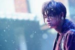 『映画 るろうに剣心 最終章 The Final／The Beginning 写真集』より「激闘の末の剣心の表情にその激しさがうかがえる」